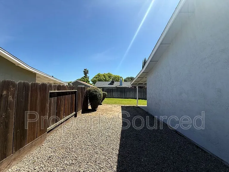 1462 Snyder St — Photo 33