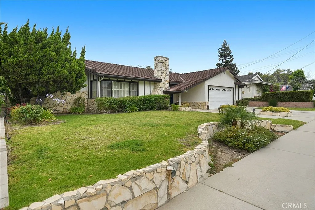3 bed, 2348 sqft, $4,950 — Photo 3