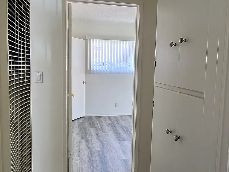 Hallway to bedroom 1