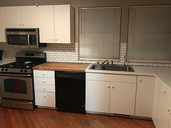 Kitchen w dishwasher
