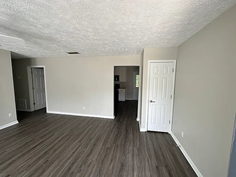 300 Carver Dr — Photo 5