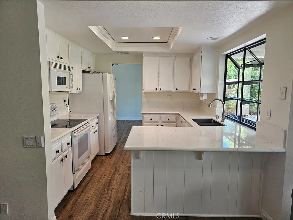 3 bed, 2.5 bath, 1717 sqft, $4,800 — Photo 3
