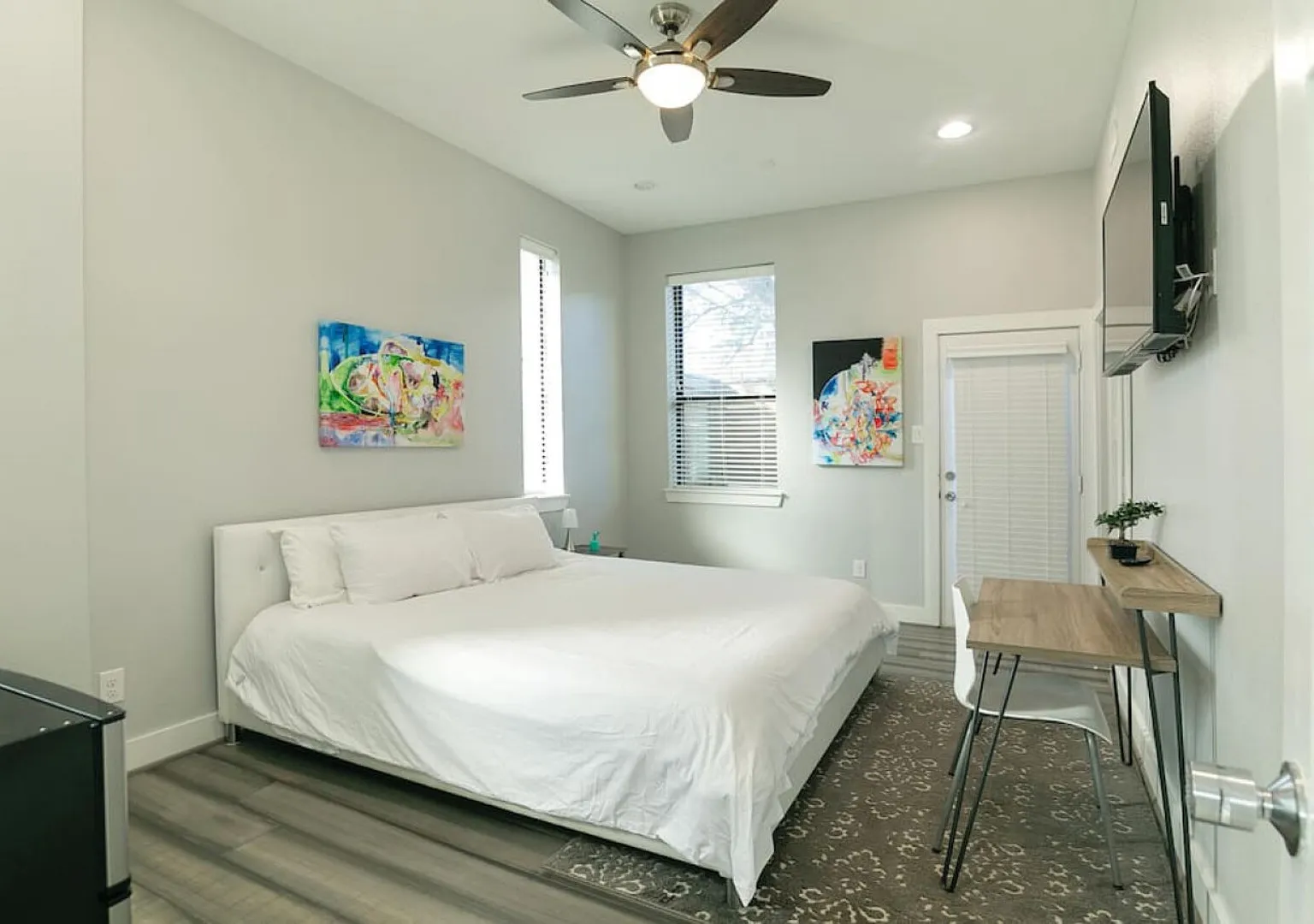 Montrose Stay: 7 Rooms, 7 Baths & Rooftop Lounge — Photo 2