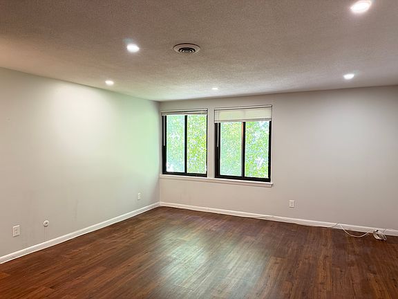 3rd image of 20 Hubbard Ave APT 10