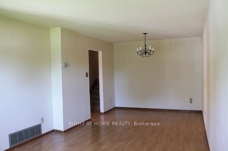 3rd image of 31 Manitou Cres