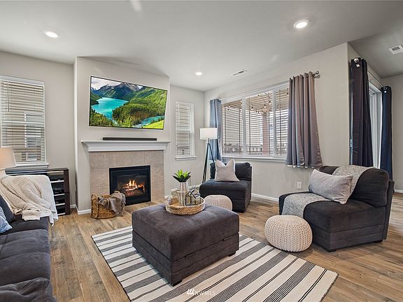 Spacious open concept great room >