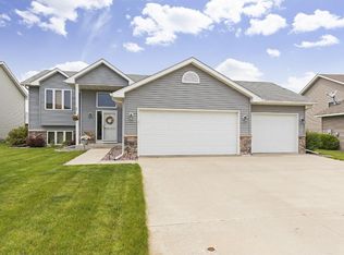 1016 S Chestnut St, Belle Plaine, MN 56011