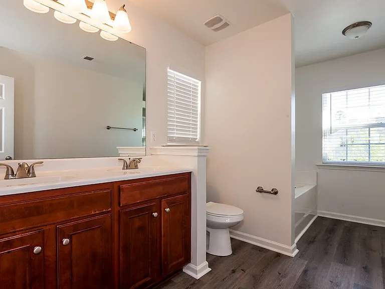 5104 Abercromby St — Photo 12