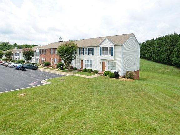 2nd image of 194 Mulberry Cir