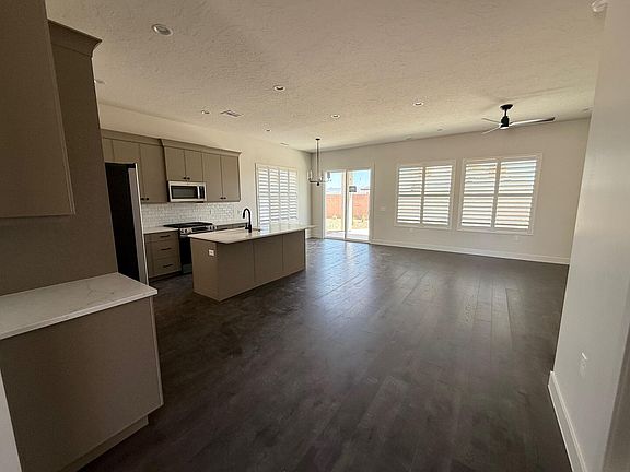 4th image of 943 W Mesa Ave