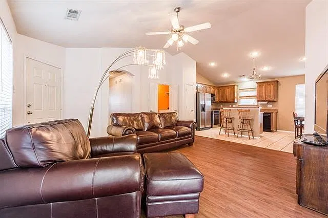 3 bed, 1314 sqft, $1,995 — Photo 2