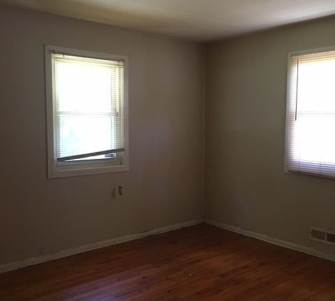 4th image of 10820 Ewing Ave