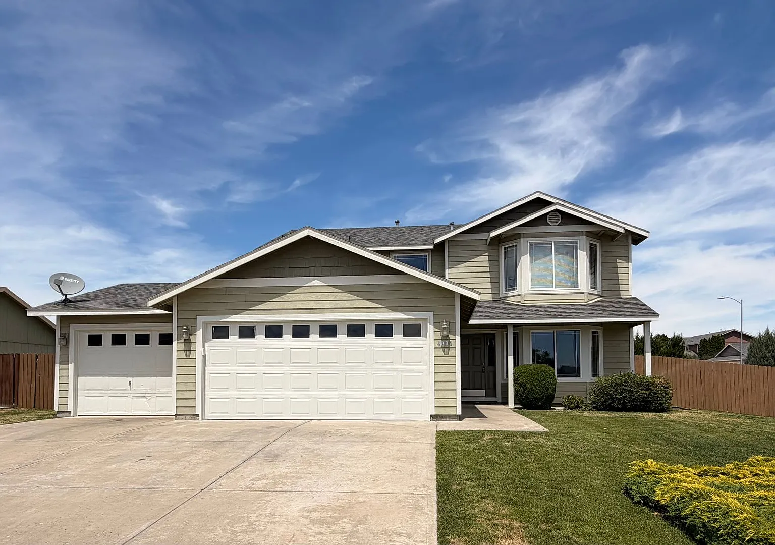Spacious 4 Bedroom, 2.5 Bath w/3 Car Garage! — Photo 2