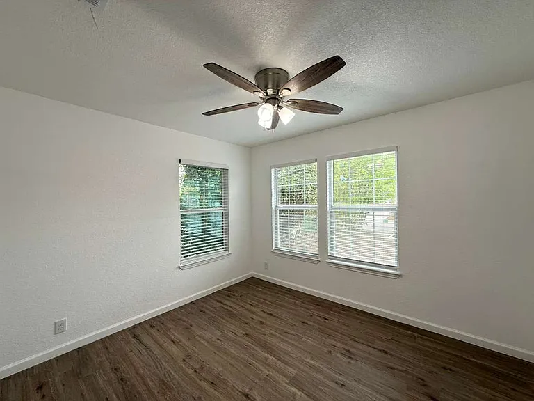 143 Huxley Dr — Photo 8
