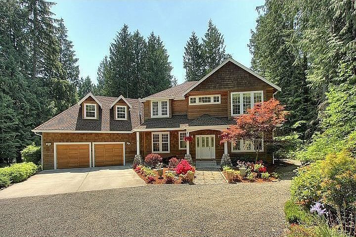 Beautiful Bainbridge home close to Battle Point Park.