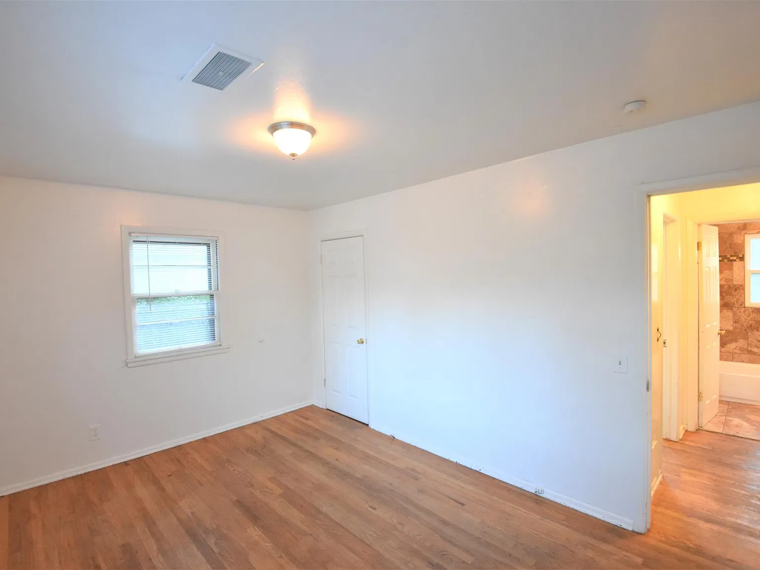 3 bed, 1010 sqft, $3,560 — Photo 4
