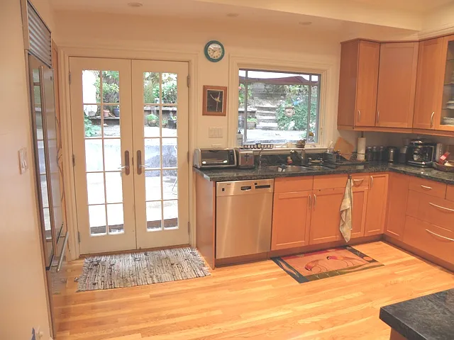 3 bed, 2480 sqft, $6,150 — Photo 2