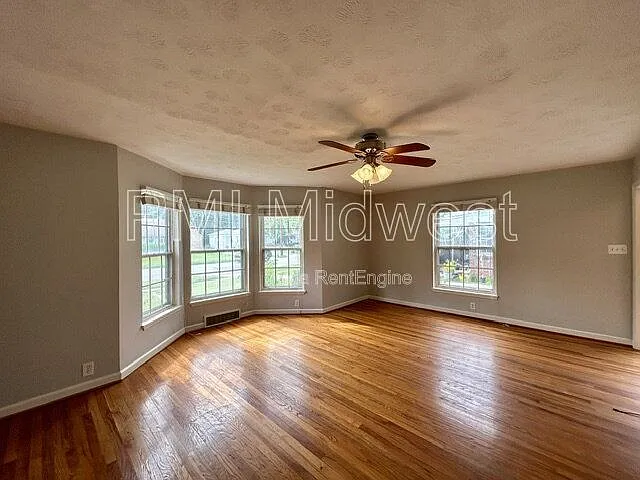 5663 N Illinois St — Photo 9
