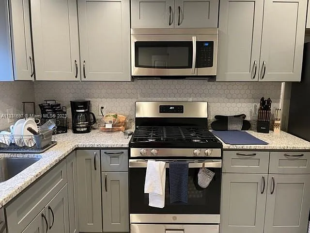 2 bed, 1.5 bath, $2,500 — Photo 3