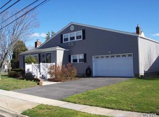 7 W Hampton Rd, Lindenhurst, NY 11757