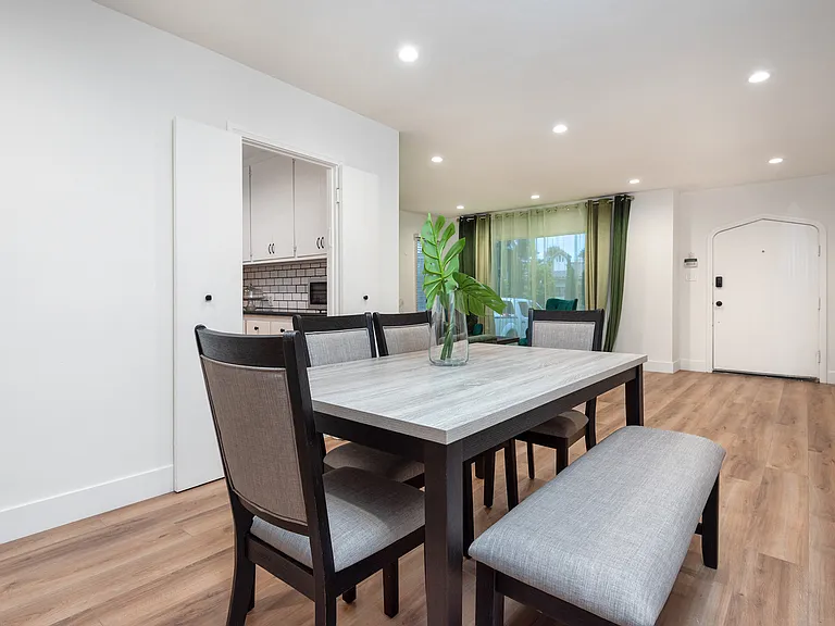 307 S La Peer Dr — Photo 3