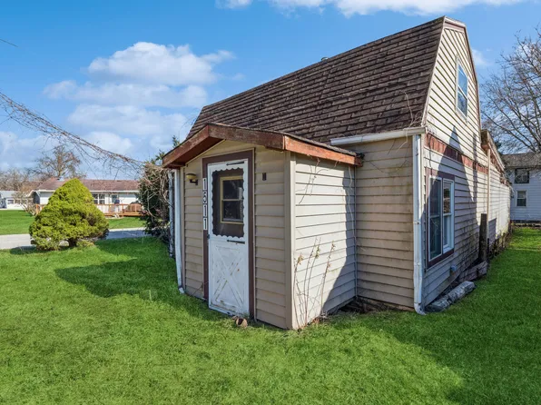 1511 N Longshore Dr, Walkerton, IN 46574