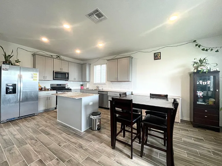 148 Bennington Dr — Photo 2