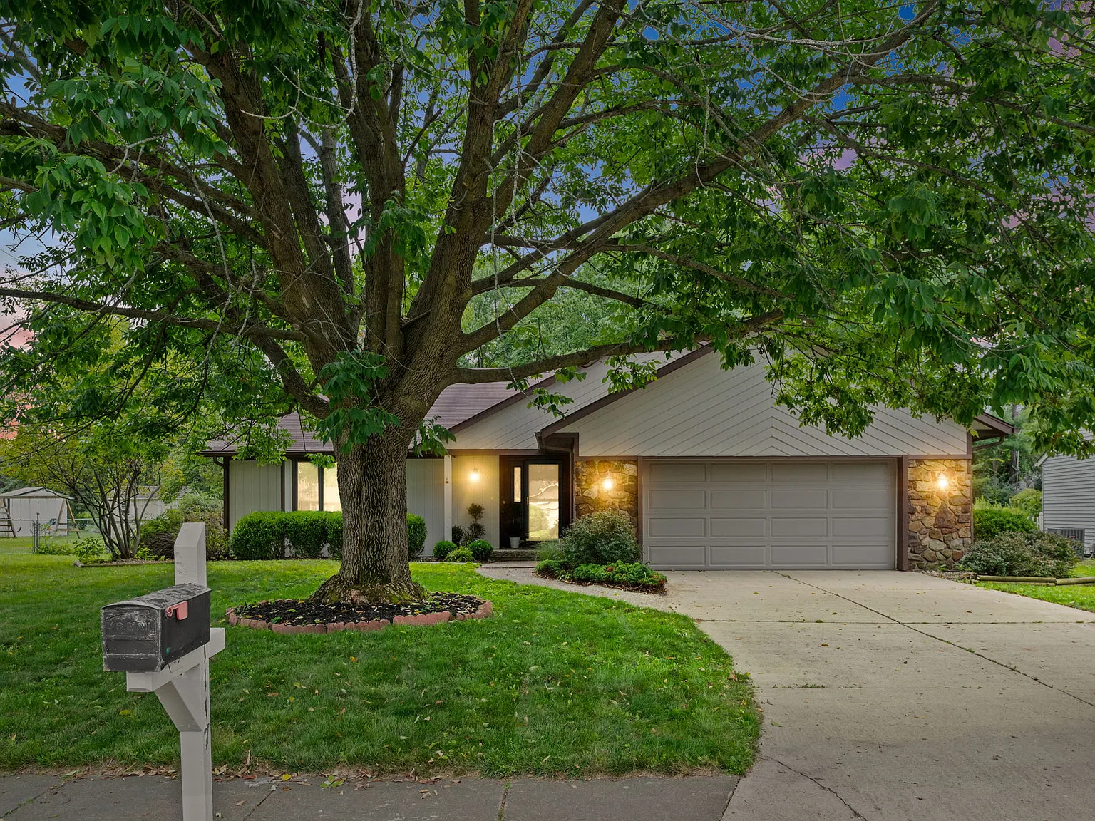 3 bed, 1630 sqft, $2,595 — Photo 1