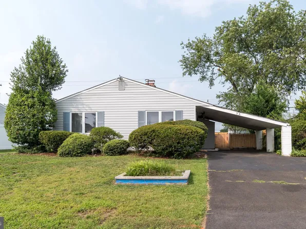 53 Pinewood Dr, Levittown, PA 19054