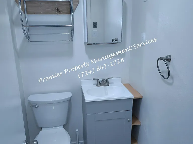 906 Clyde St — Photo 16
