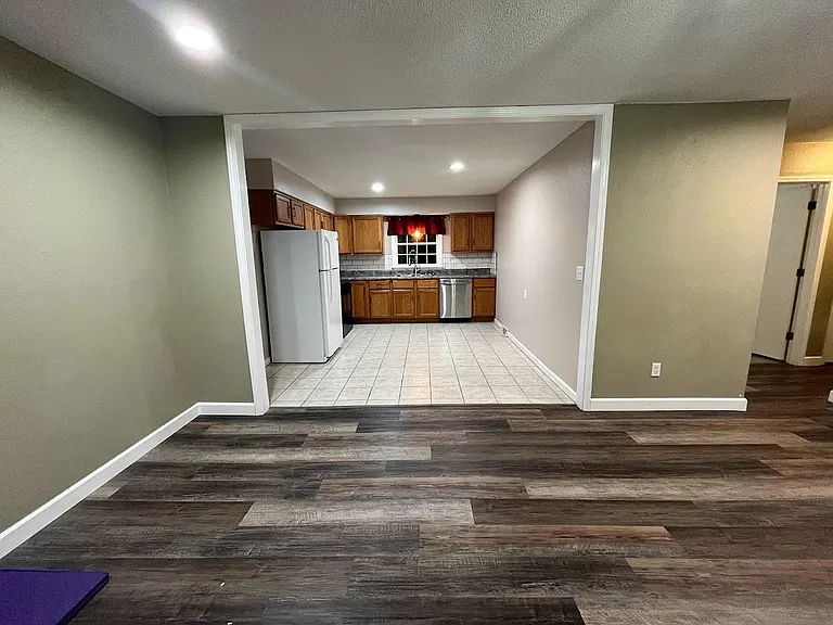 2414 Hilltop Ln — Photo 2