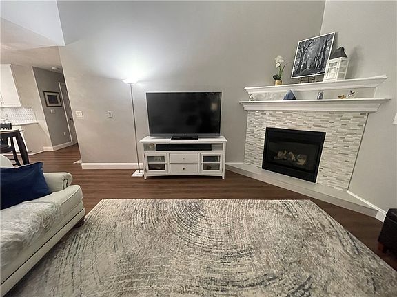 3rd image of 2855 Alexandra Dr