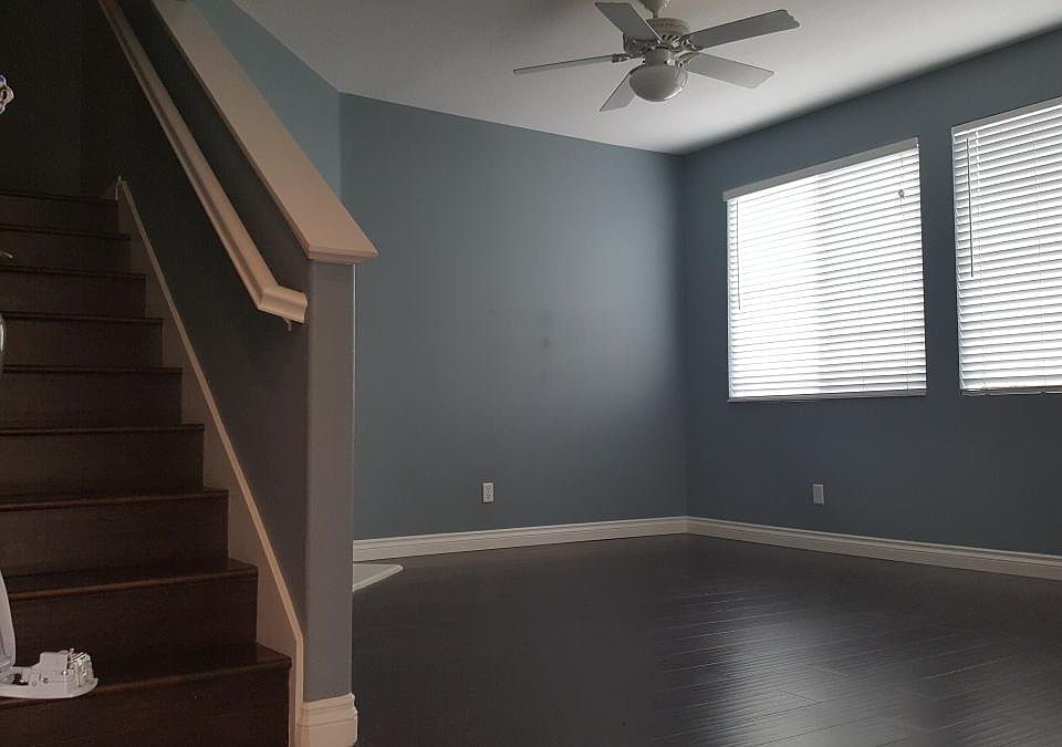 Bright open entry to Living Rm