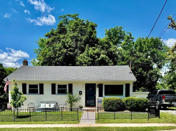 311 S Buckmarsh St, Berryville, VA 22611