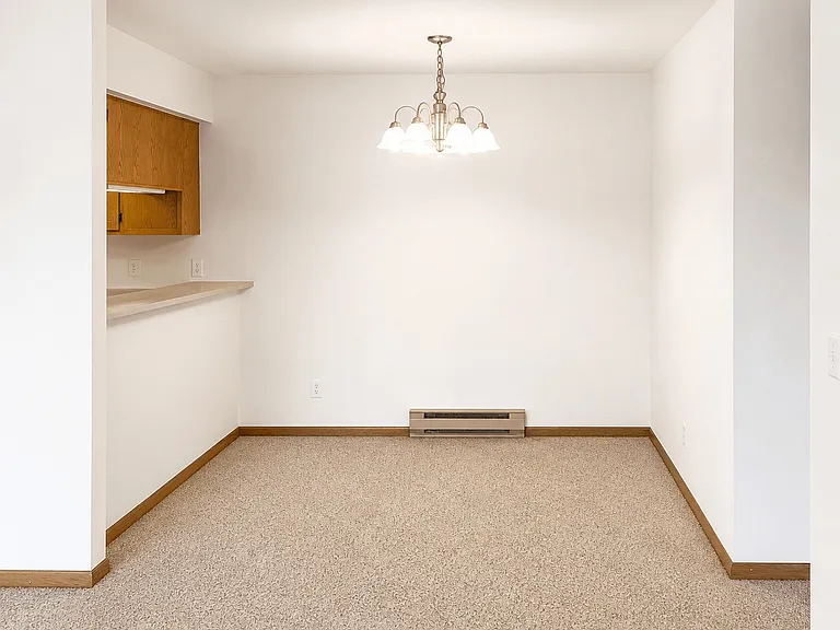 601 E Oak St — Photo 3