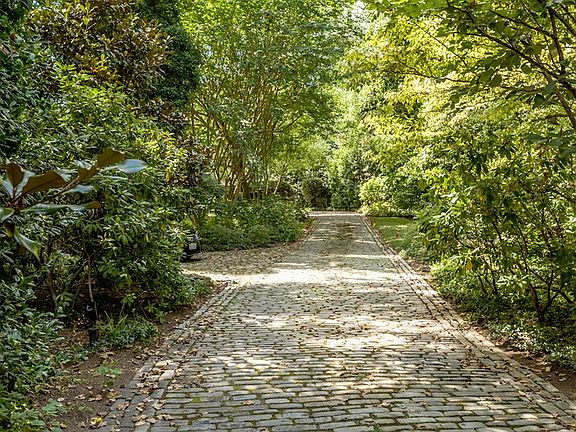 Granite cobblestone driveway