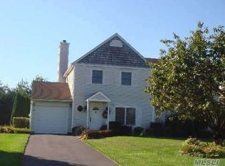 10 Doe Path, Coram, NY 11727