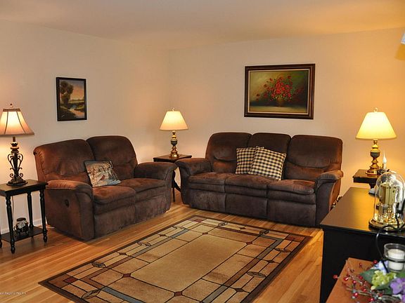 4th image of 50 Birch Dr