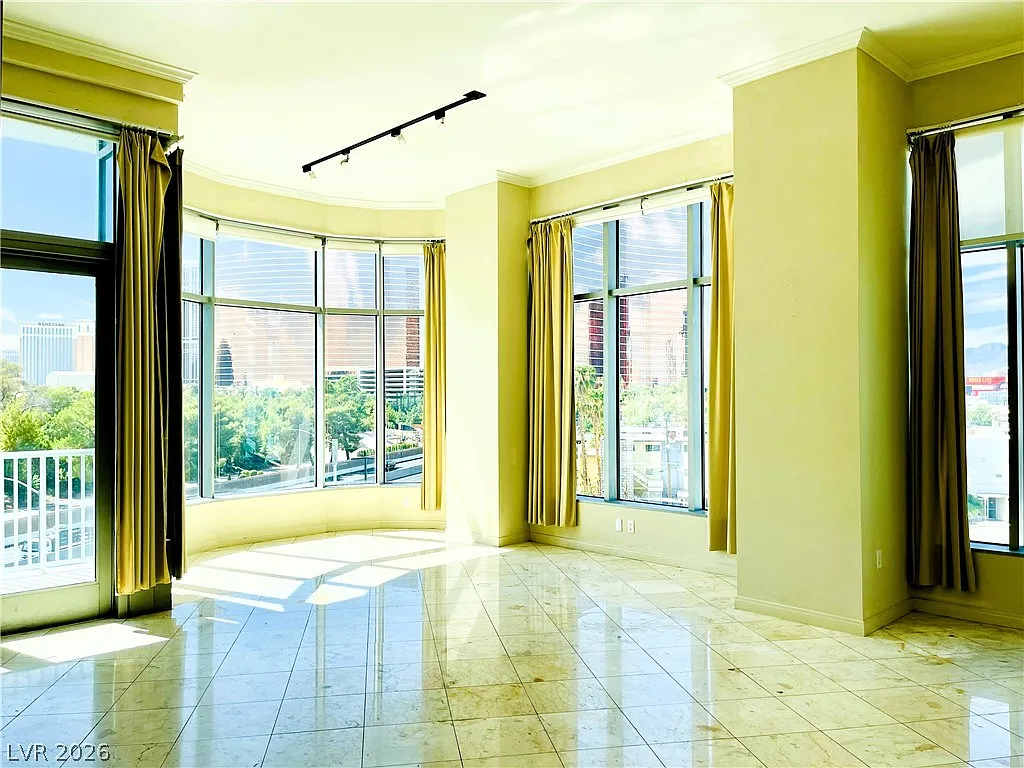 3 bed, 3.0 bath, 2377 sqft, $4,200 — Photo 3