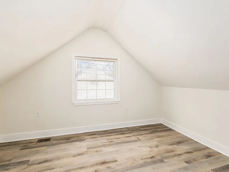 565 Virginia Cir W — Photo 18
