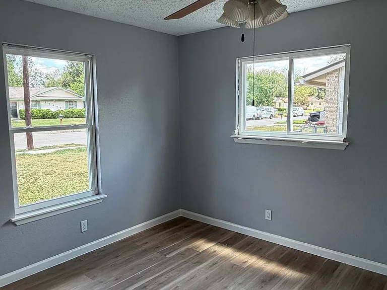 10902 Lazy Oaks Dr — Photo 8