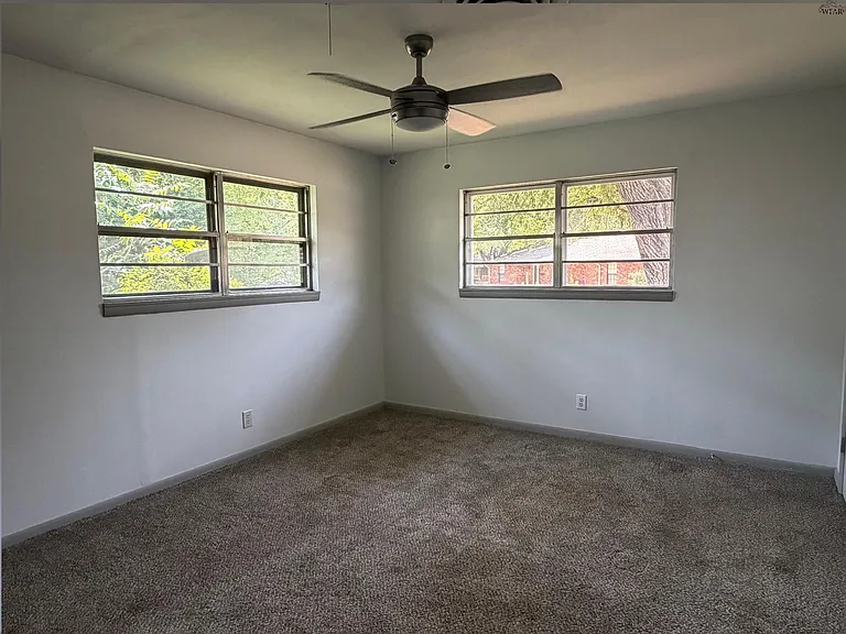 1547 Singleton Ave — Photo 17
