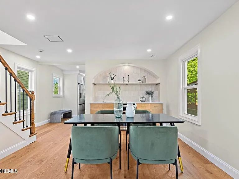 824 Dunlewy St — Photo 12