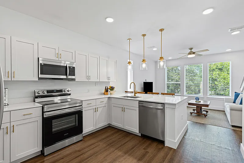 5 bed, 5.0 bath, 2400 sqft, $6,800 — Photo 2
