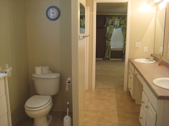 features double sinks seperate shower
