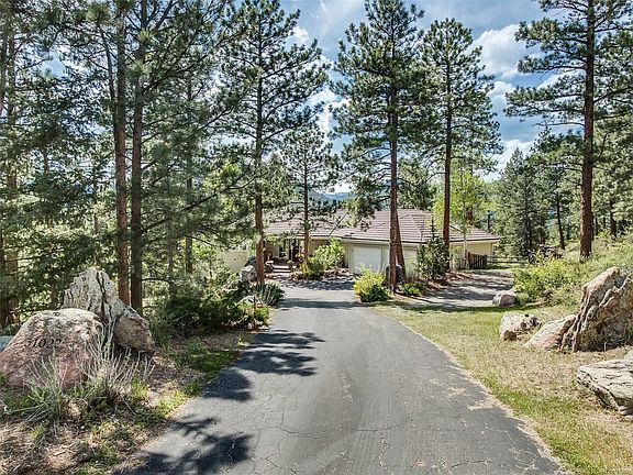 Private 1.24 acre lot atop Troutdale Ridge Rd - cul de sac location