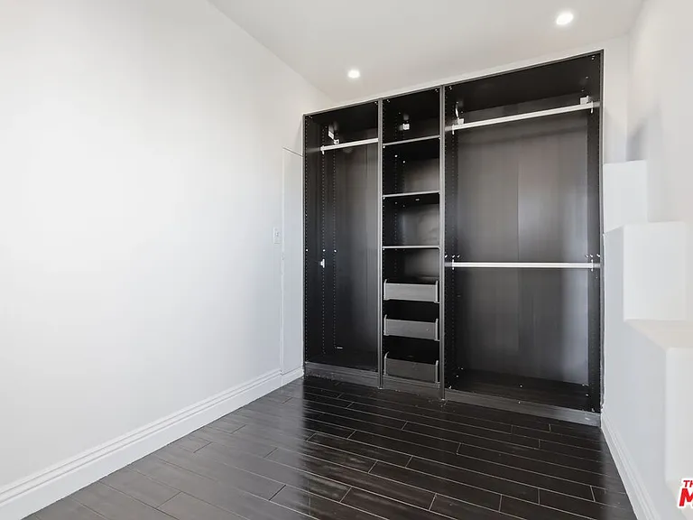 8908 Appian Way — Photo 33