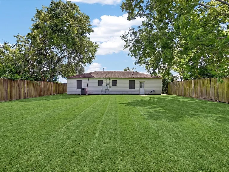 9211 Clearway Dr — Photo 32