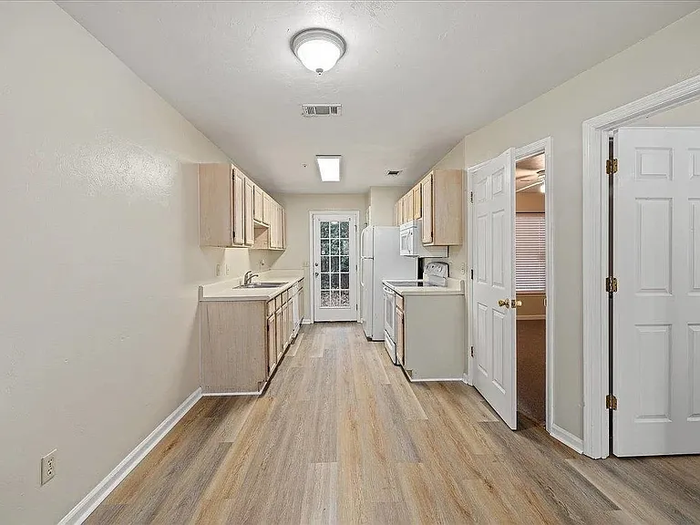 1346 Hancock St #B — Photo 6