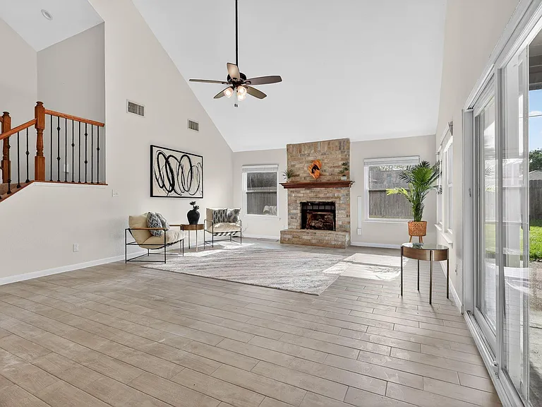 417 W Hillary Cir — Photo 13